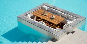 Bazén v ubytovaní Enorme Ammos Beach Resort alebo v jeho blízkosti