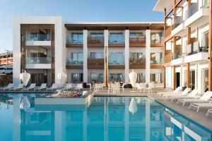 Bazén v ubytovaní Enorme Ammos Beach Resort alebo v jeho blízkosti