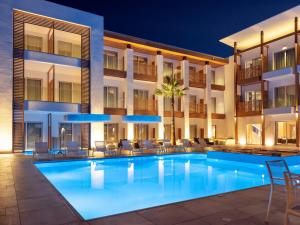 Bazén v ubytovaní Enorme Ammos Beach Resort alebo v jeho blízkosti
