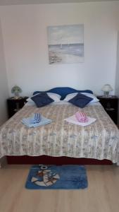 1 dormitorio con 1 cama con 2 colchonetas en Apartments Marina, en Supetar