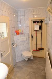 uma casa de banho com um WC e um lavatório em Weinbauernhof Löscher em Retz