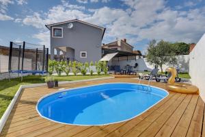 Bazén v ubytování Holiday House Ulika nebo v jeho okolí