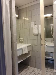 a bathroom with a sink and a mirror at City Hotel Nattergalen in Odense