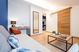 een woonkamer met een bank en een tafel bij The Green Park Hotel in Cavallino-Treporti