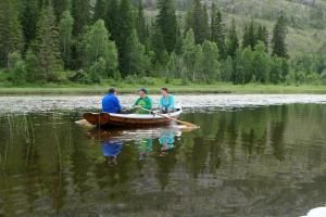 un grupo de personas en una canoa en un lago en Velfjord Camping & Hytter en Velfjord