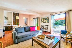 ein Wohnzimmer mit Sofa und Tisch in der Unterkunft Casa da Corredoura in Azoia