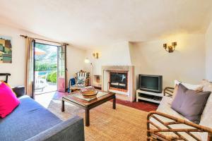 ein Wohnzimmer mit Sofa und Fernseher in der Unterkunft Casa da Corredoura in Azoia