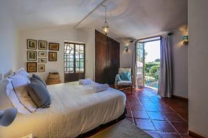 ein Schlafzimmer mit großem Bett und Balkon in der Unterkunft Casa da Corredoura in Azoia + 40 Fotos