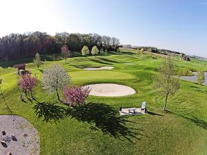 una vista aérea de un campo de golf con un green en Hotel & Restaurant Christkindlwirt, en Steyr