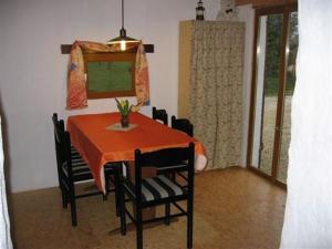 una mesa de comedor y sillas en una habitación en 487 Rue des Grappins, en Bouhans