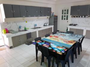 Dapur atau dapur kecil di OMG Guesthouse Apartment for 6