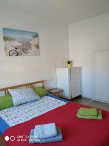 1 dormitorio con 1 cama y una pintura en la pared en Apartment Verge de Montserrat, en Cambrils