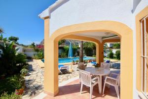 Bazén v ubytování Els Poblets ER by CARLOSFERIEN nebo v jeho okolí