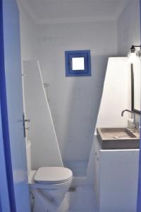 A bathroom at Arsinoi Apartments