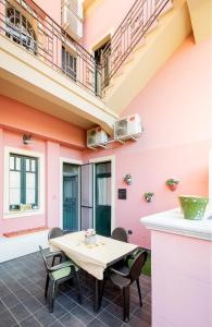 un patio con tavolo e sedie di fronte a un edificio di Villa Lavinia a Reggio di Calabria
