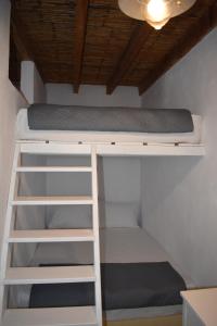 Arsinoi Apartments emeletes ágyai egy szobában