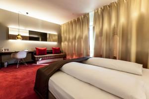 Postel nebo postele na pokoji v ubytování Airport Hotel Basel - Convenient & Friendly + 36 fotografií