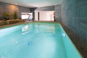 Swimming pool sa o malapit sa La Vermeillade Appartement Privé