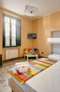 a room with two beds and a couch at Villa Lavinia in Reggio di Calabria