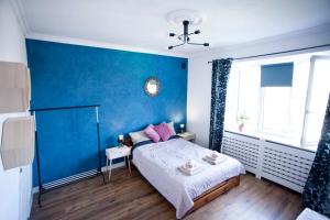 ワルシャワにあるGaba studioの青い壁のベッドルーム(ベッド1台付)