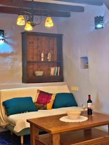 Nápoje v ubytovaní Casa Mandarina centro de Cómpeta con chimenea y terraza con vistas By AndaraHolidays + 18 fotografií