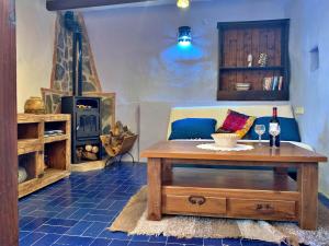 Posedenie v ubytovaní Casa Mandarina centro de Cómpeta con chimenea y terraza con vistas By AndaraHolidays