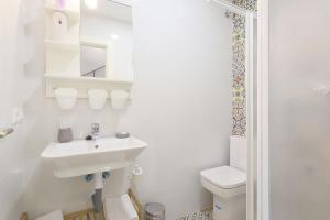 ein weißes Badezimmer mit Waschbecken und Toilette in der Unterkunft Casa del Portillo-Centro Histórico in Córdoba