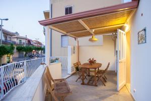 A balcony or terrace at Case degli Avi, camere nel Borgo marinaro