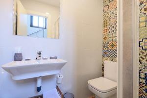 ein Badezimmer mit Waschbecken, Toilette und Spiegel in der Unterkunft Casa del Portillo-Centro Histórico in Córdoba + 37 Fotos