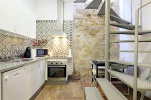 eine Küche mit Spüle und Herd oberen Backofen in der Unterkunft Casa del Portillo-Centro Histórico in Córdoba