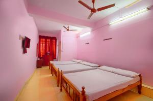 Postel nebo postele na pokoji v ubytování Sri Udupi Hotel
