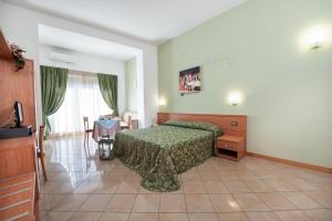 a hotel room with a bed and a table at Casa Citella in Bussolengo