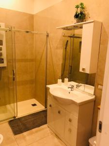 een badkamer met een douche, een wastafel en een toilet bij Milano Central in Milaan