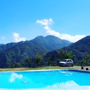 Bazén v ubytování Mussoorie Camp Resort nebo v jeho okolí