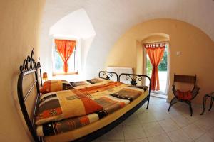 a bedroom with a large bed in a room at Pałac Heymanna - Stara Kuchnia in Ścibórz