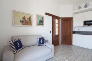 a living room with a couch and a kitchen at Punti di Vista in Portovenere