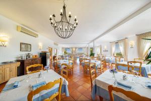 Reštaurácia alebo iné gastronomické zariadenie v ubytovaní Hotel San Trano