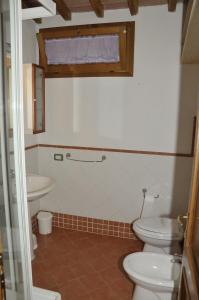 La salle de bains est pourvue de 2 toilettes et d'un lavabo. dans l'établissement Agriturismo Renai e Monte II, à Gambassi Terme