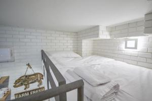 Posteľ alebo postele v izbe v ubytovaní Mind-blowing petite studio in the heart of Athens!