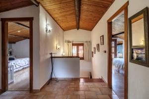 Posteľ alebo postele v izbe v ubytovaní Encantadora casa con piscina privada y chimenea