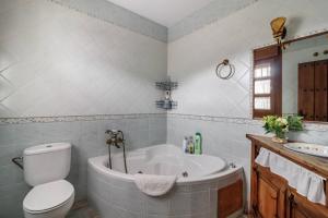 Kúpeľňa v ubytovaní Encantadora casa con piscina privada y chimenea