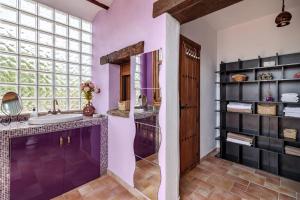 Kuchyňa alebo kuchynka v ubytovaní Encantadora casa con piscina privada y chimenea