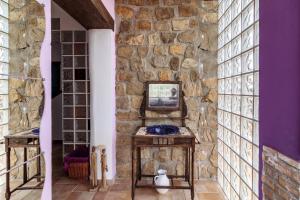 Televízia a/alebo spoločenská miestnosť v ubytovaní Encantadora casa con piscina privada y chimenea