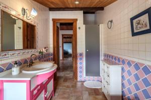 Kúpeľňa v ubytovaní Encantadora casa con piscina privada y chimenea