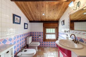 Kúpeľňa v ubytovaní Encantadora casa con piscina privada y chimenea
