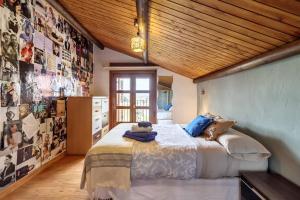 Posteľ alebo postele v izbe v ubytovaní Encantadora casa con piscina privada y chimenea