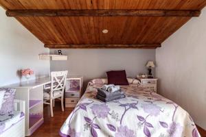 Posteľ alebo postele v izbe v ubytovaní Encantadora casa con piscina privada y chimenea