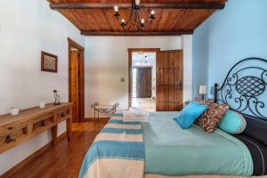 Posteľ alebo postele v izbe v ubytovaní Encantadora casa con piscina privada y chimenea