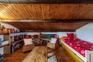 Posedenie v ubytovaní Encantadora casa con piscina privada y chimenea