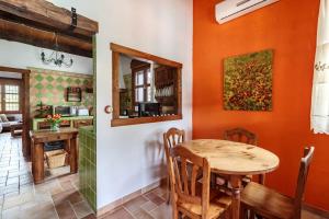 Kuchyňa alebo kuchynka v ubytovaní Encantadora casa con piscina privada y chimenea